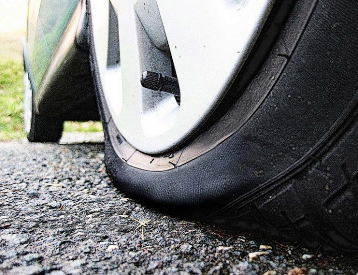 Auto Maintenance 101: What to do When You Get a Flat Tire